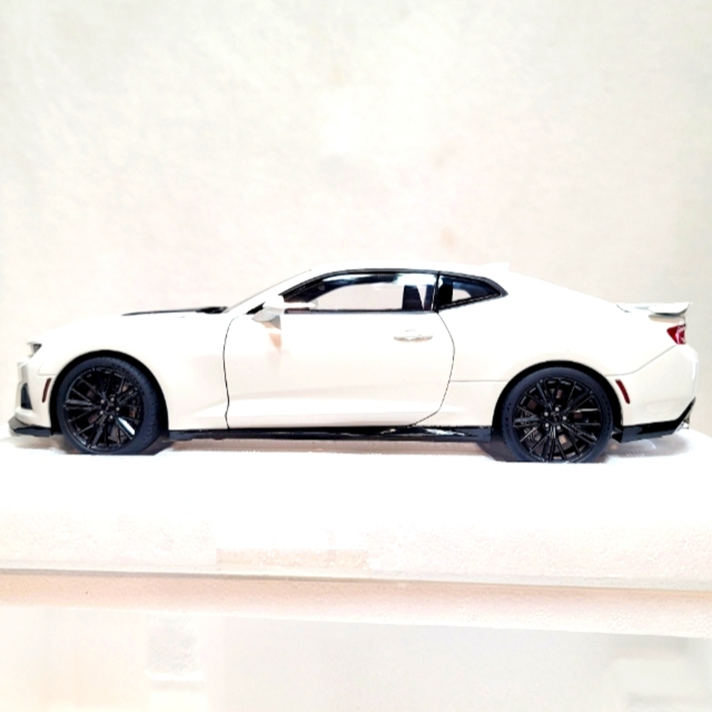 AUTOart Chevrolet Camaro ZL1 Summit White 1/18 Composite Diecast Model Car 71206